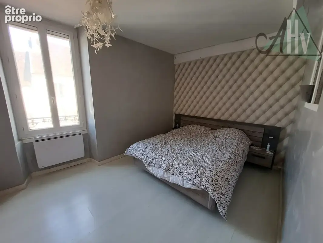 CHEROY (89) - Maison de ville rénovée de 228 m2 avec 4 chambres et extérieur. - photo 14