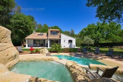 Maison 210 m² à Roquefort-Les-Pins  - photo 2