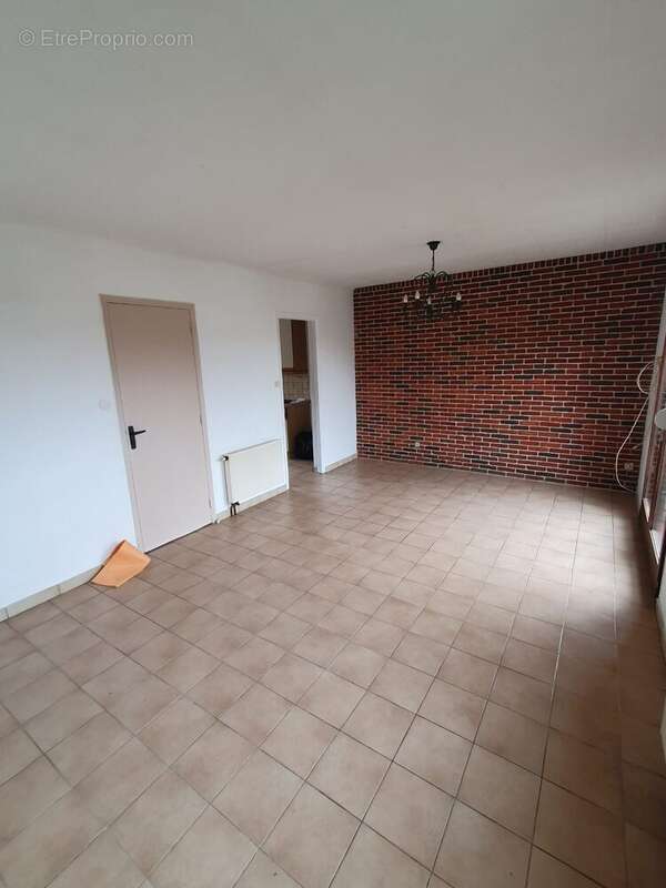 Maison mitoyenne T4 Hazebrouck - Séjour vue 2 - Maison à HAZEBROUCK