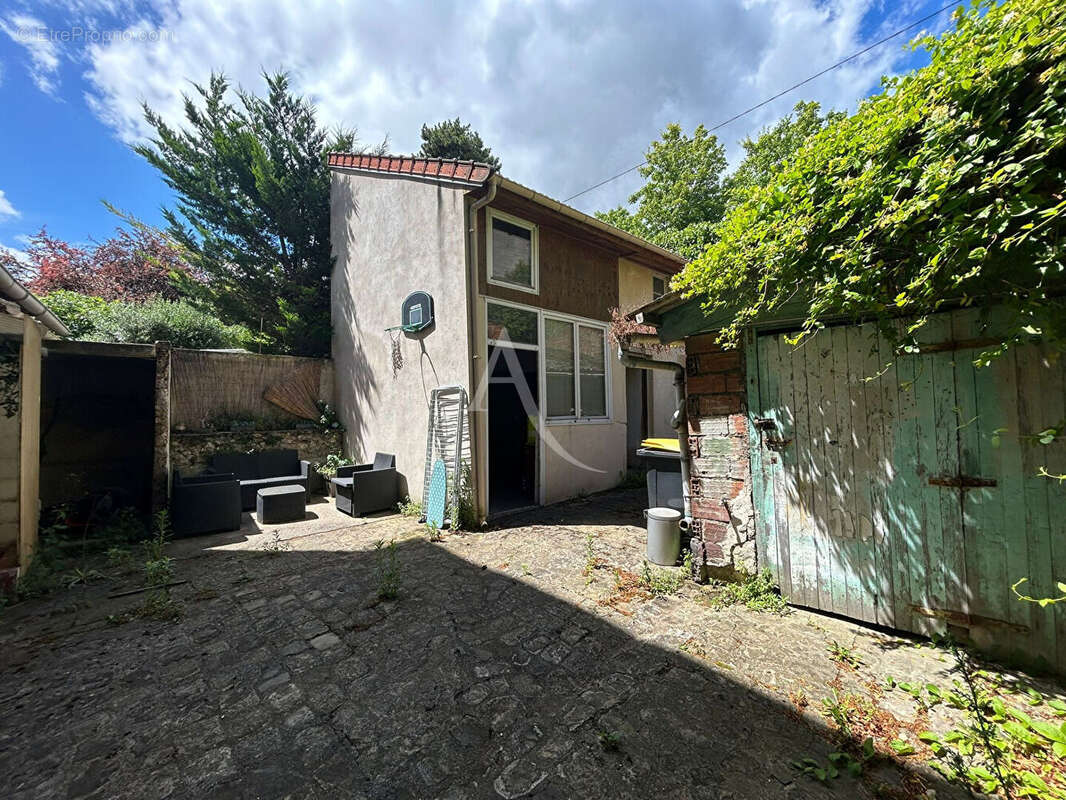 Appartement avec 2 caves et une dependance - photo 5