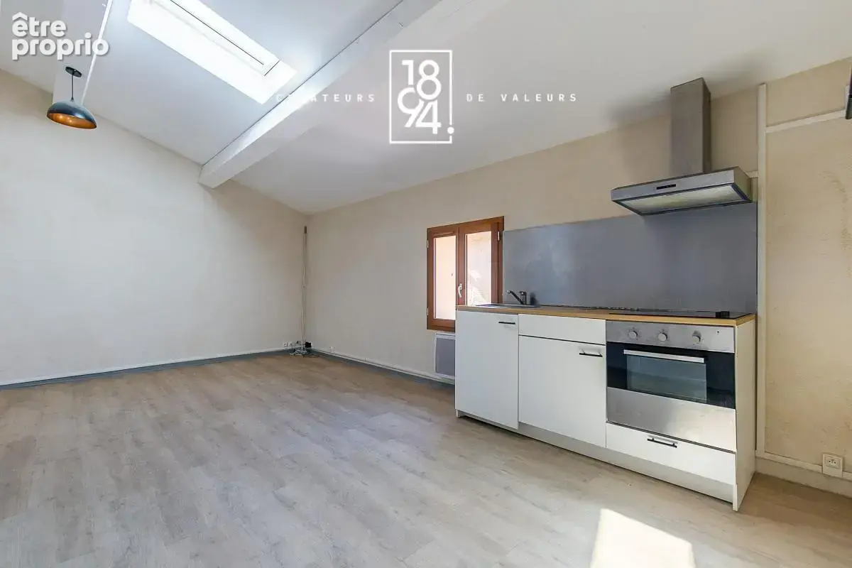 Maison de ville renove cabinet medical et appartement t2 centre ville 13560 senas - photo 4