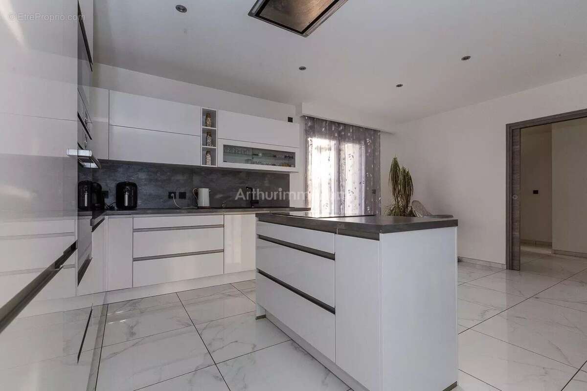 Maison à VEZERONCE-CURTIN