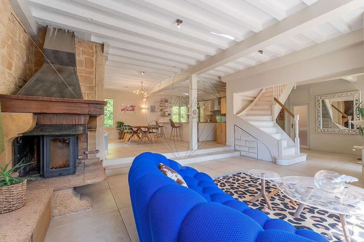 Maison à COLLONGES-AU-MONT-D'OR