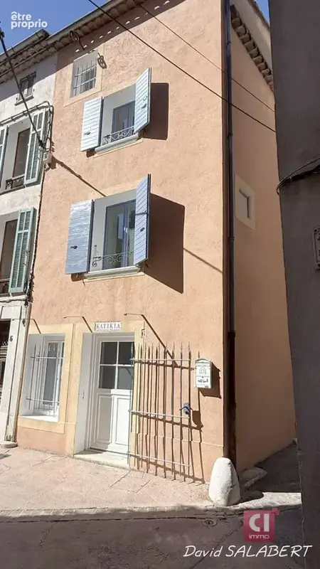 La Roquebrussanne  Maison de village rénovée avec charme, 2 chambres, salon cocooning - photo 13