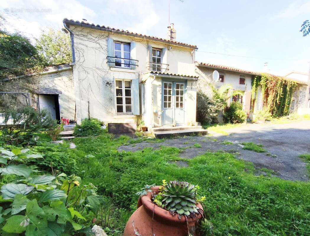 Maison à MONCOUTANT