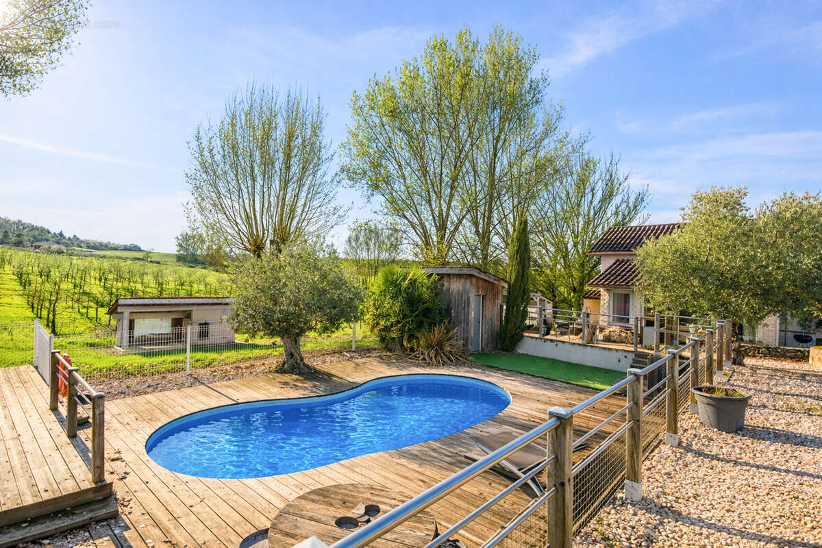 Propriété de campagne avec piscine, dépendances, garage et terrain - photo 16