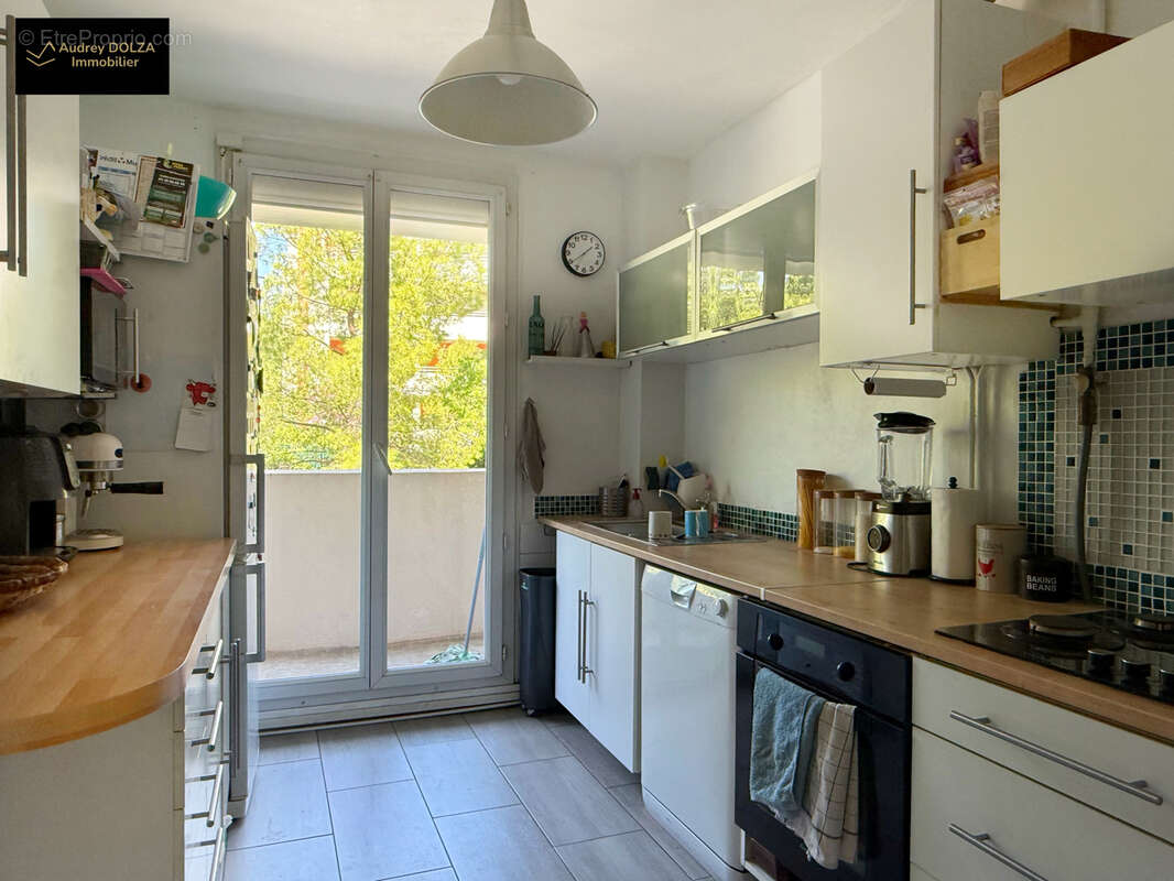 Appartement T4/5 traversant 93m2   Marseille 11e   2 Balcons - 259 000€ FAI - photo 3
