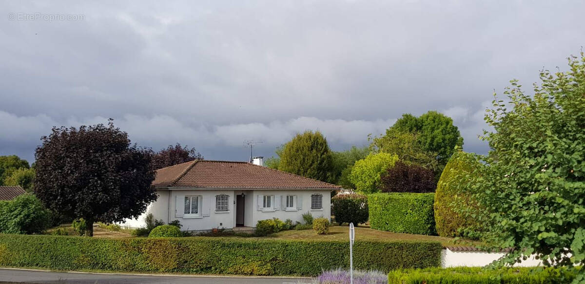 Maison à GENSAC-LA-PALLUE