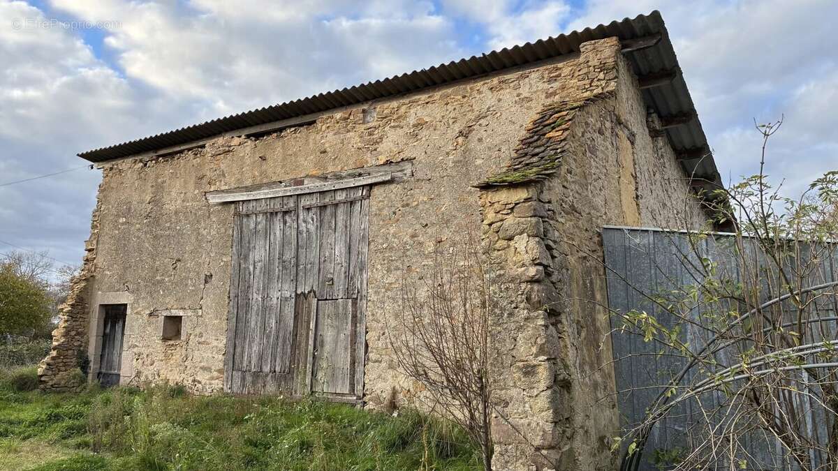 Maison à LUSSAC-LES-EGLISES