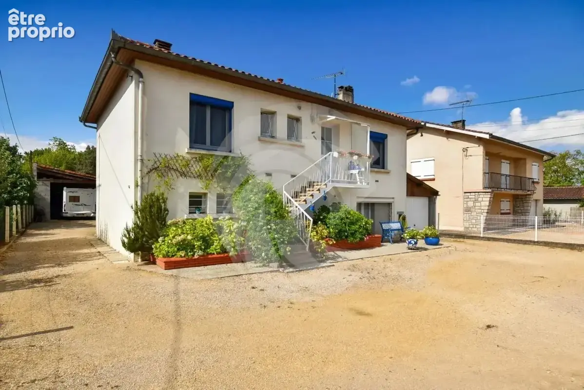 Maison avec deux logements indépendants, dépendances et terrain constructible à Montauban - photo 1