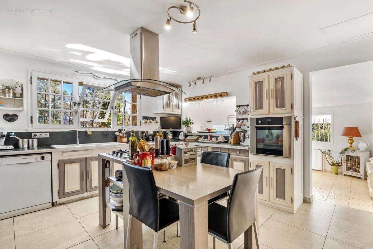 Maison à TOURRETTES-SUR-LOUP