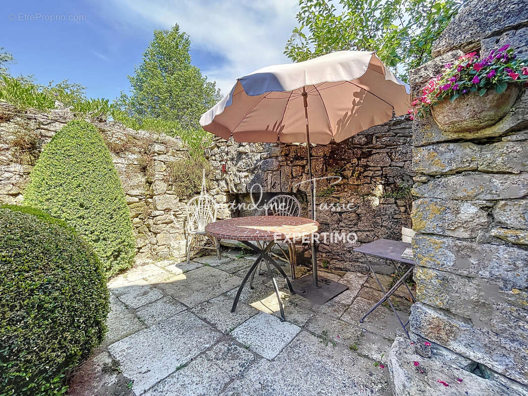 À vendre   Ancien prieuré du XIVe siècle entièrement rénové   Larzac, charme et autonomie - photo 5