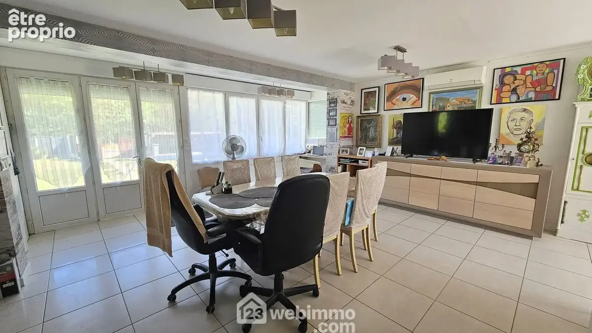 Un séjour/salle à manger de 27 m² .