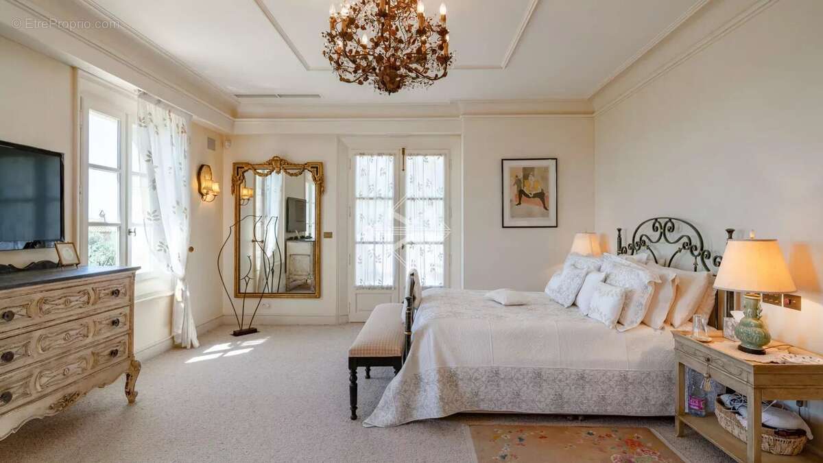 Maison à CHATEAUNEUF-GRASSE