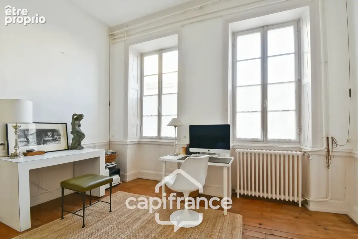 En CHARENTE MARITIME, A SAINT JEAN D'ANGELY (17), Maison de caractère à vendre 12 pièces  avec jardin, proche commerces - photo 9