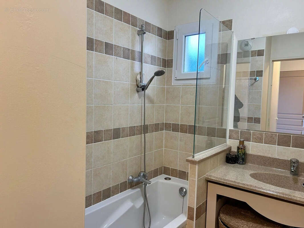 SDB - Appartement à MALLEMORT