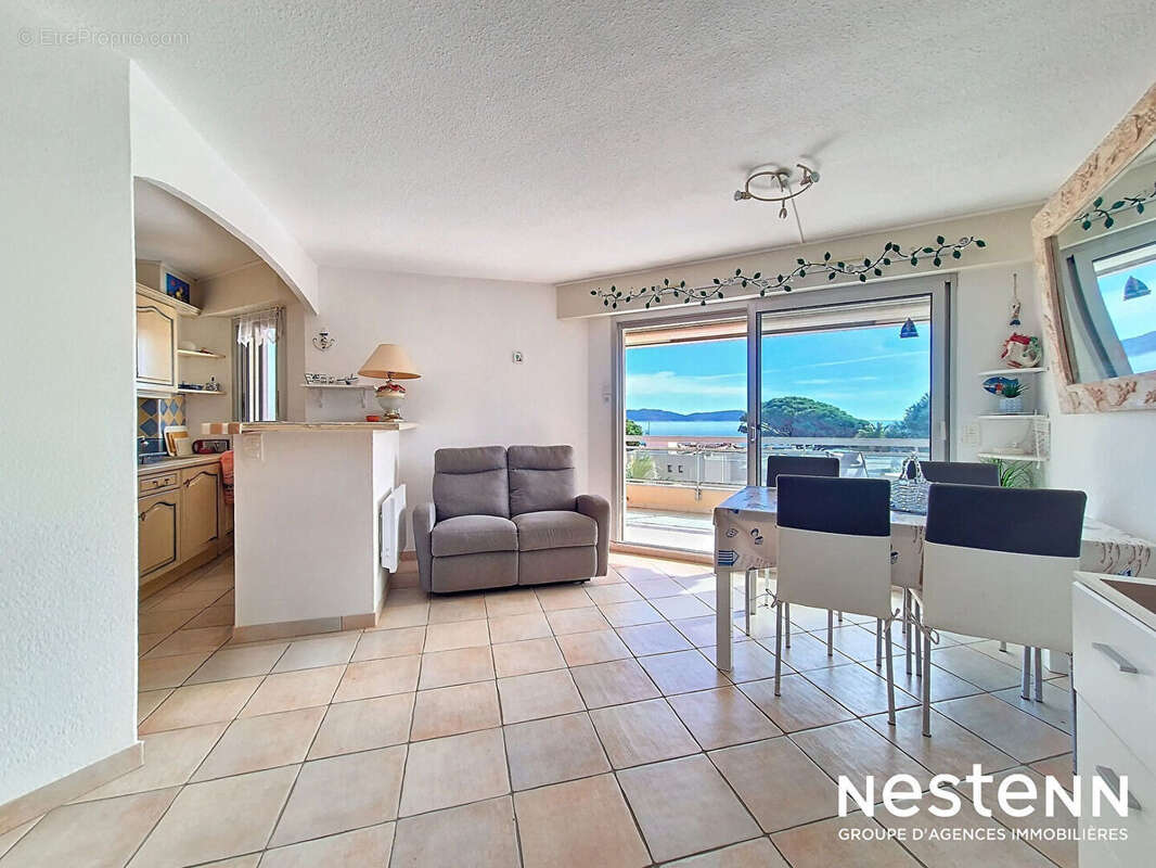 Appartement vue mer Cavalaire-sur-Mer 3 pièce(s) 67 m2 (50,54 + 16,9 m² loi carrez ) avec terrasse, garage et place de stationne - photo 6