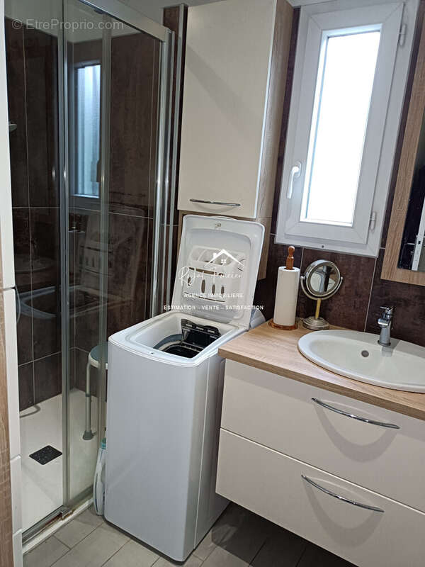 Salle d'eau récente  - Maison à PREUILLY-SUR-CLAISE