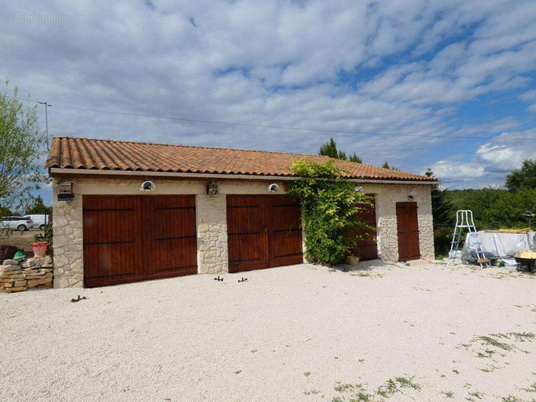 Maison de plain-pied 140m², 3 chambres, 2 terrasses, 3 garages, terrain 5800m² - photo 3