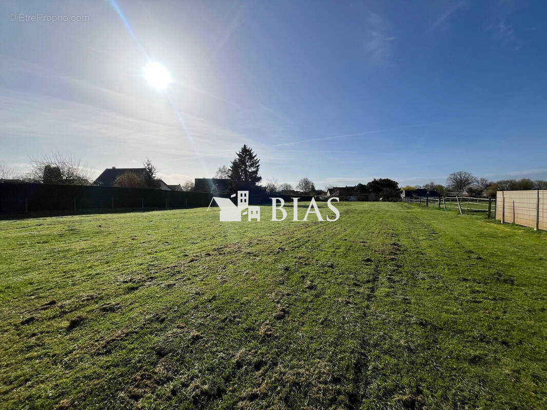 Terrain à CROSVILLE-LA-VIEILLE
