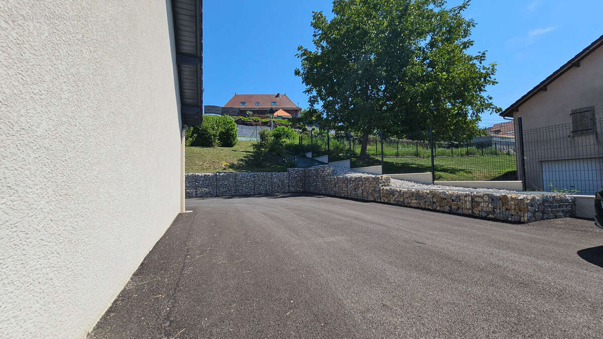 Maison à SAINT-GENIX-SUR-GUIERS