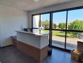 Commerce à CHATEAUNEUF-LES-MARTIGUES