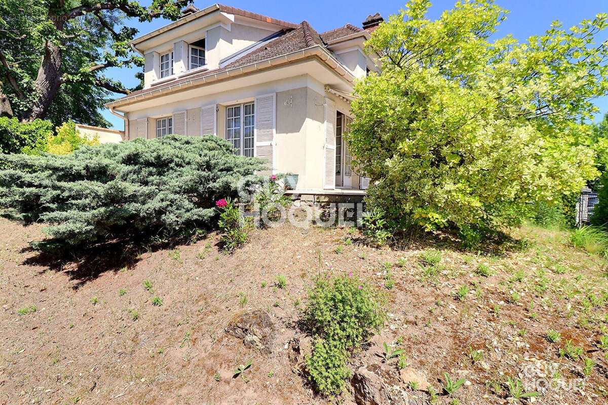 Maison à SAINTE-GENEVIEVE-DES-BOIS