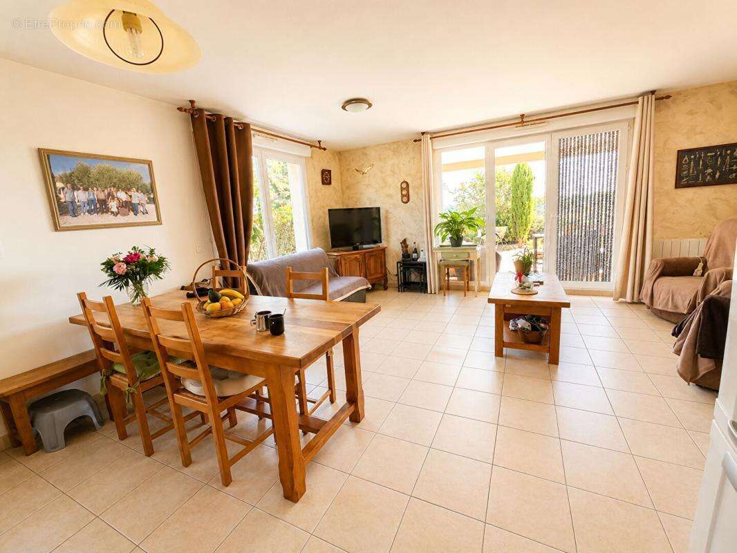 Appartement à SAINT-MITRE-LES-REMPARTS
