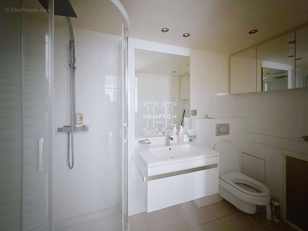 Commerce à PARIS-8E