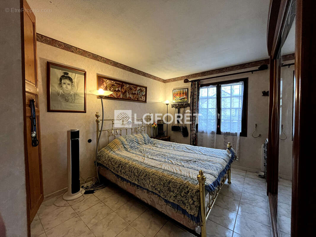 Aux portes du Vésinet, découvrez cette maison familiale offrant 5 chambres, une chambre de plain-pied et un espace indépendant. - photo 8
