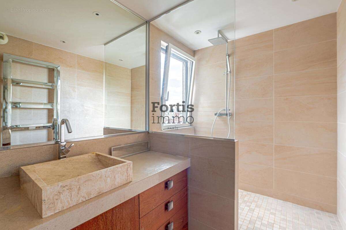 Appartement à PARIS-14E