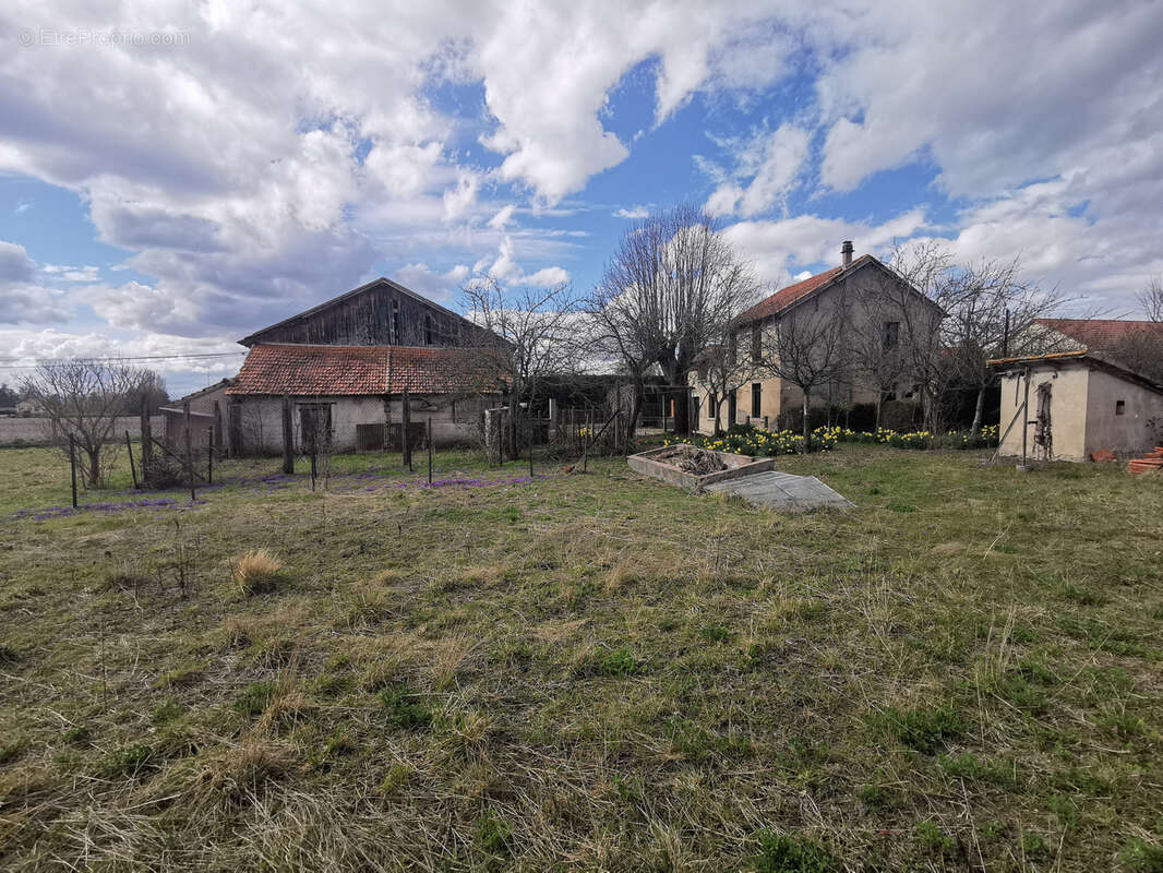 Maison à SAINT-CLEMENT-DE-REGNAT