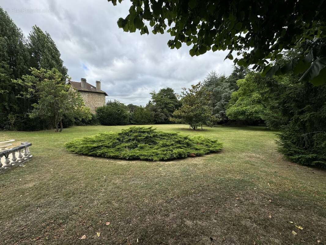 Terrain à BRIIS-SOUS-FORGES