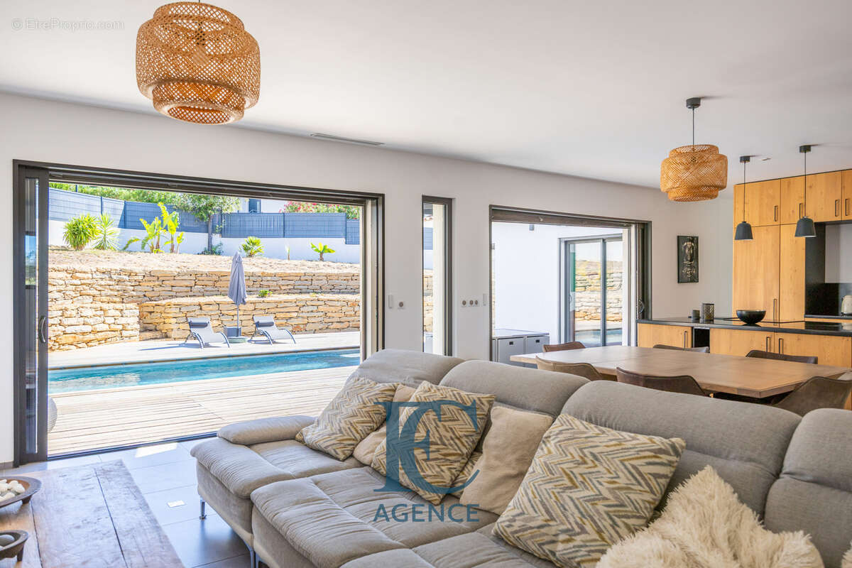 Maison contemporaine 6 pièces 190 m2 avec piscine et garage à proximité immédiate des criques - photo 3