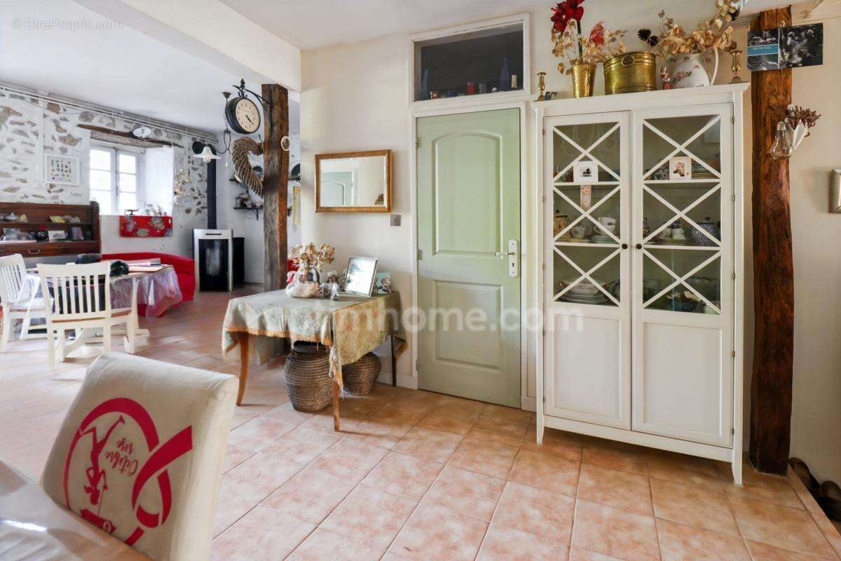 Maison de Charme et de Caractère de 353 m² - 9 Pièces - 6 Chambres sur parcelle de 662 m² - BELLAC 87300 - photo 4