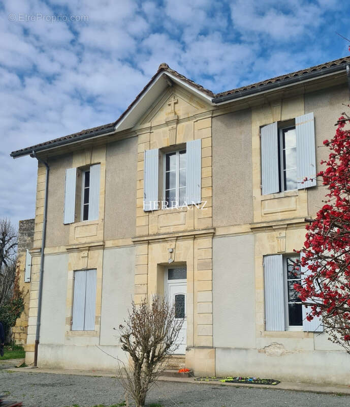 Maison à PETIT-PALAIS-ET-CORNEMPS