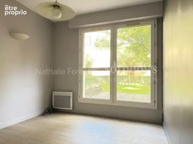 Appartement en rez-de-chaussée de jardin avec terrasse, loggia, box et cave - photo 3
