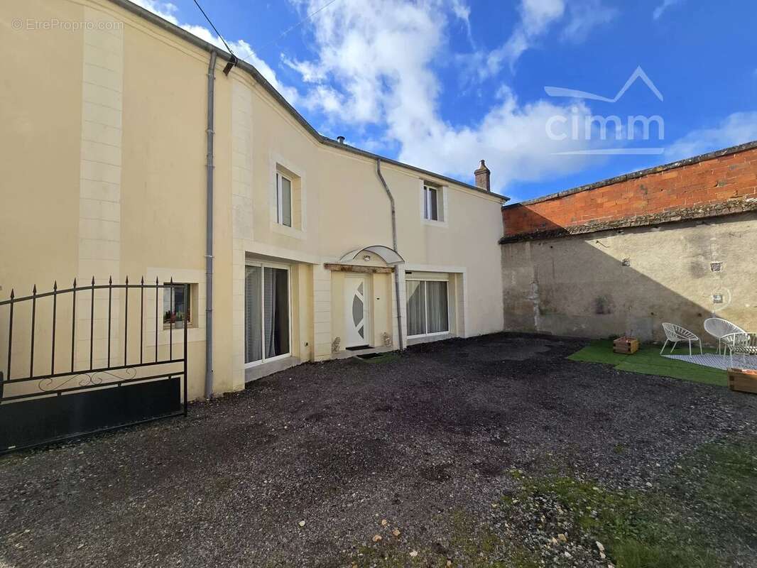 Maison à LES AIX-D'ANGILLON