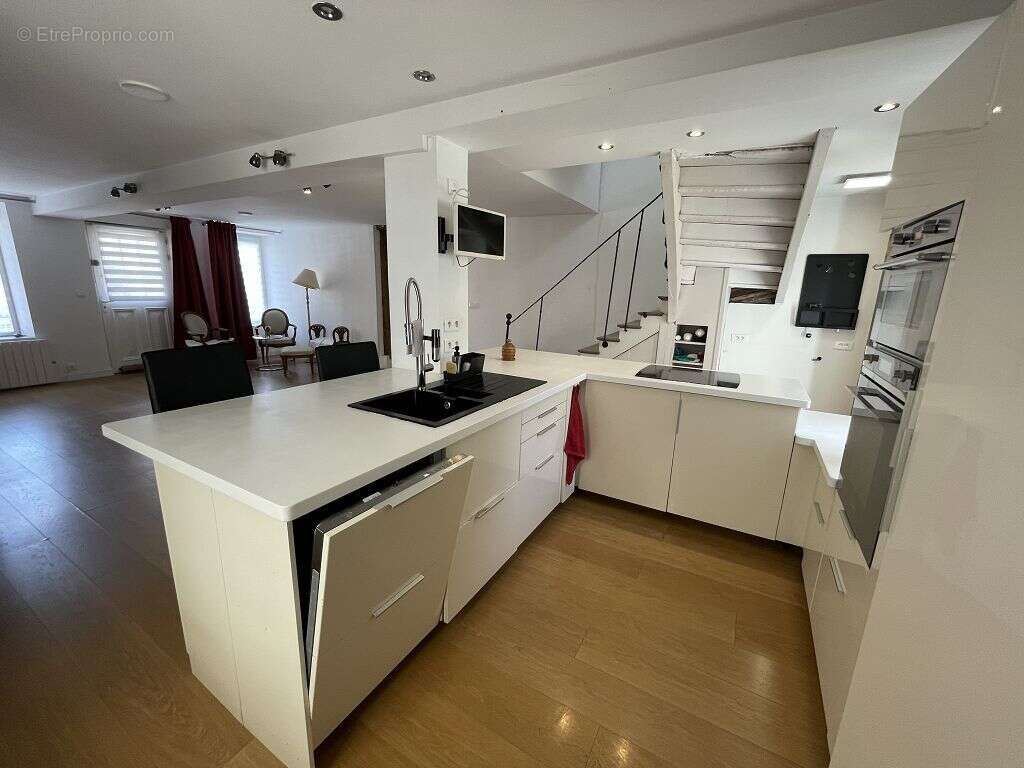 Maison - 234m ² - photo 3