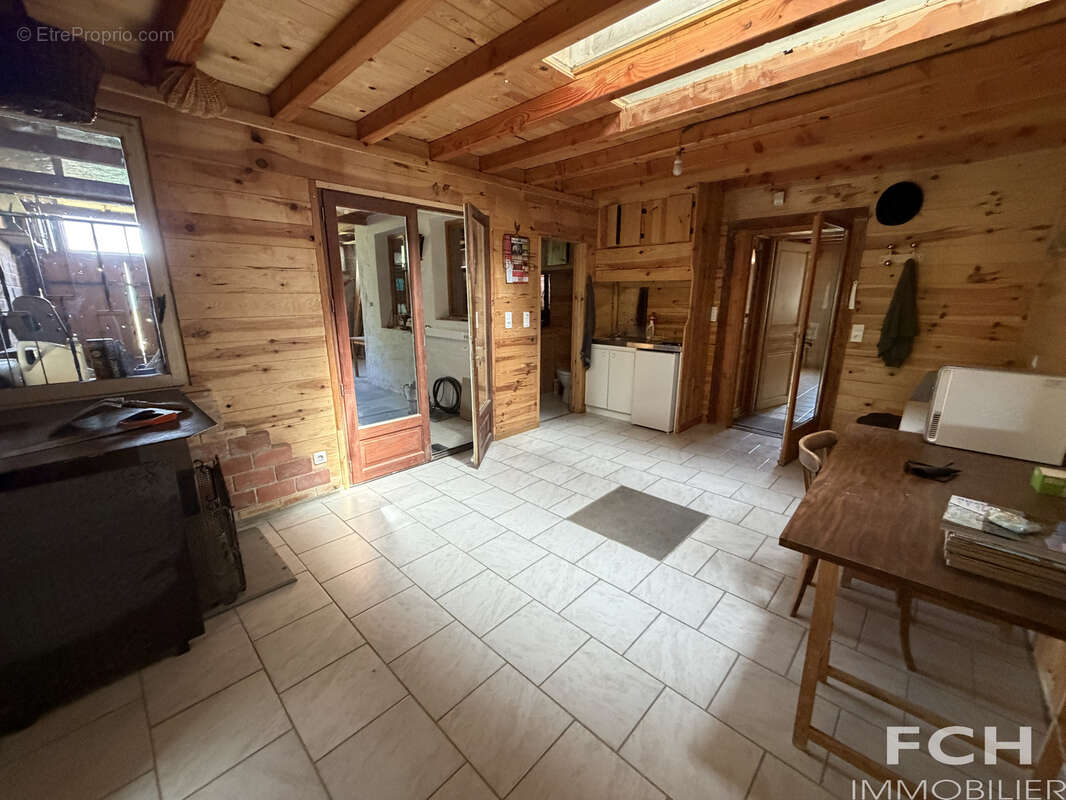 Maison de campagne avec 2 garages et dépendances - photo 11