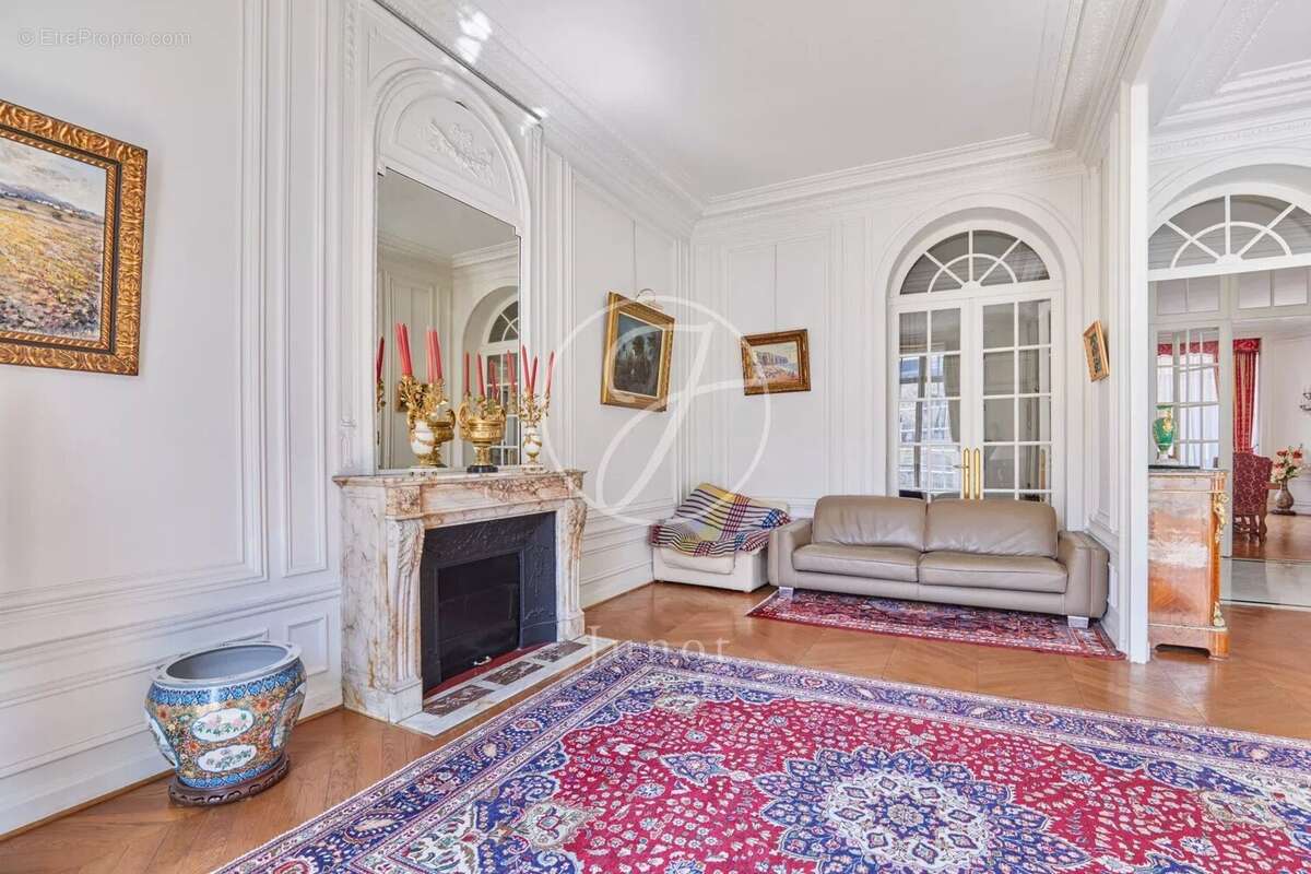 Appartement à PARIS-16E