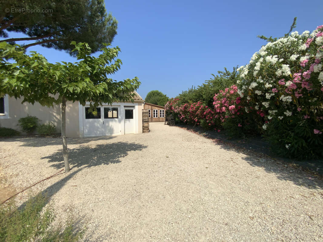 Maison de plain pied de 148 m2 avec piscine et T2 indépendant sur terrain de 1000 m2. - photo 6