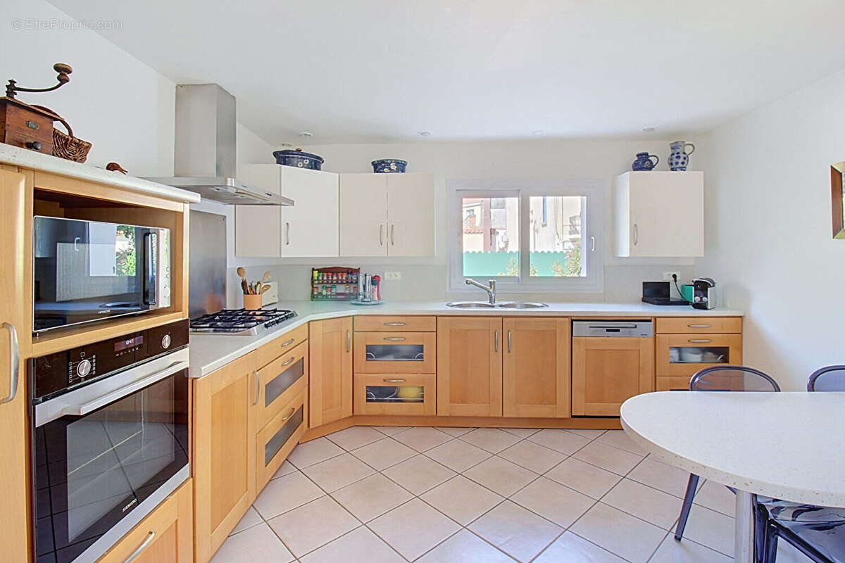 A VENDRE en EXCLUSIVITE à DRAGUIGNAN ! Propriété de caractère avec piscine, en plein coeur de ville - Possibilité 2 logements ou - photo 4