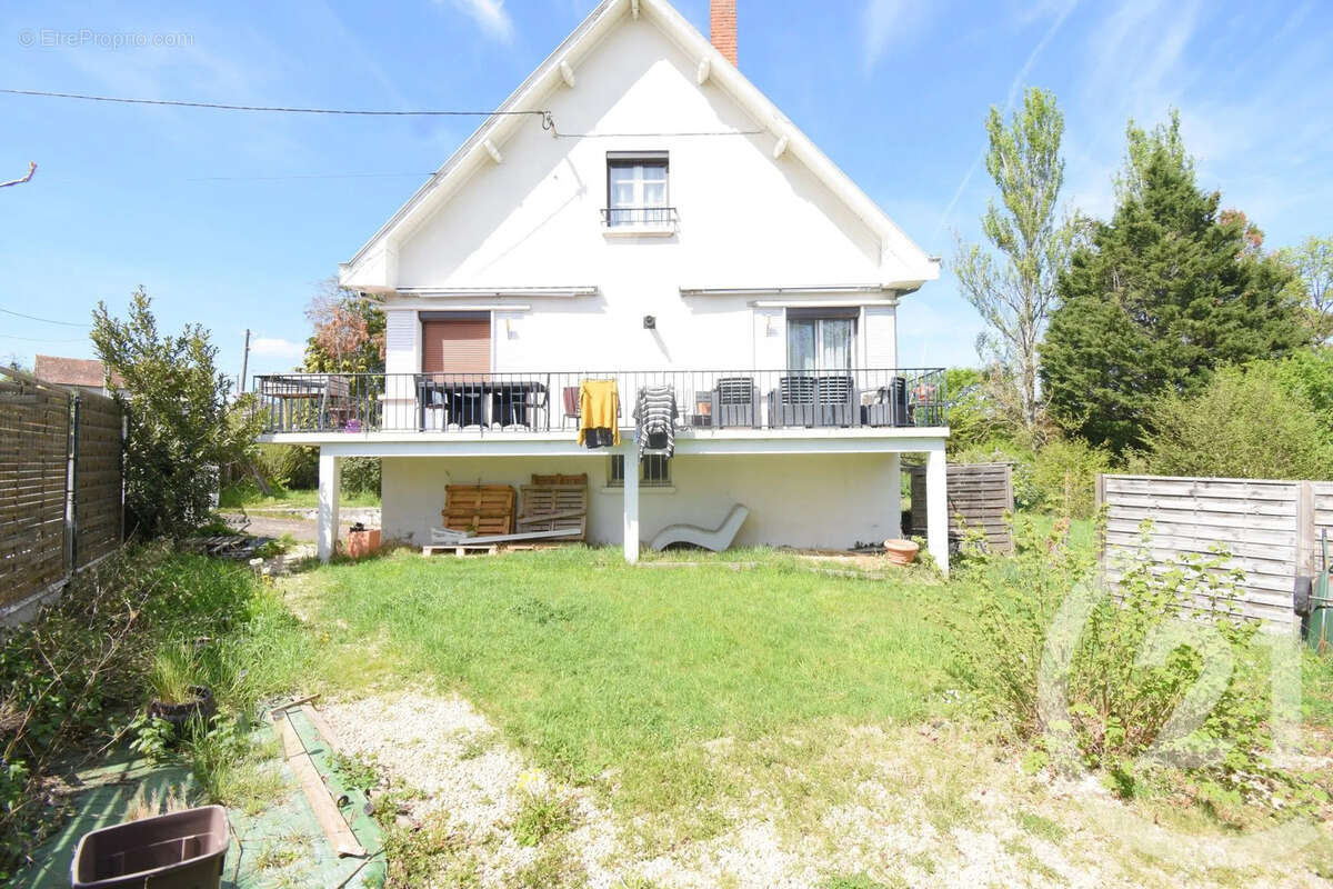 Maison à SAINT-REMY-EN-ROLLAT