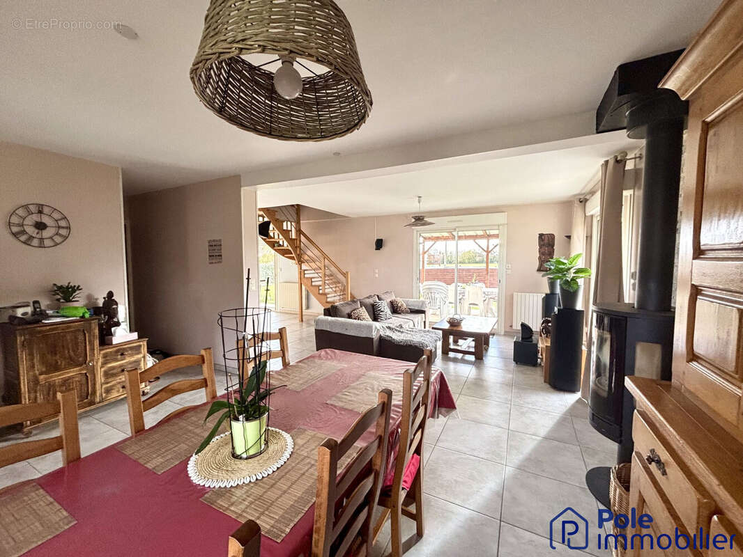 MAISON AVEC SPACIEUSE PIECE DE VIE   - Maison à ARGENCES