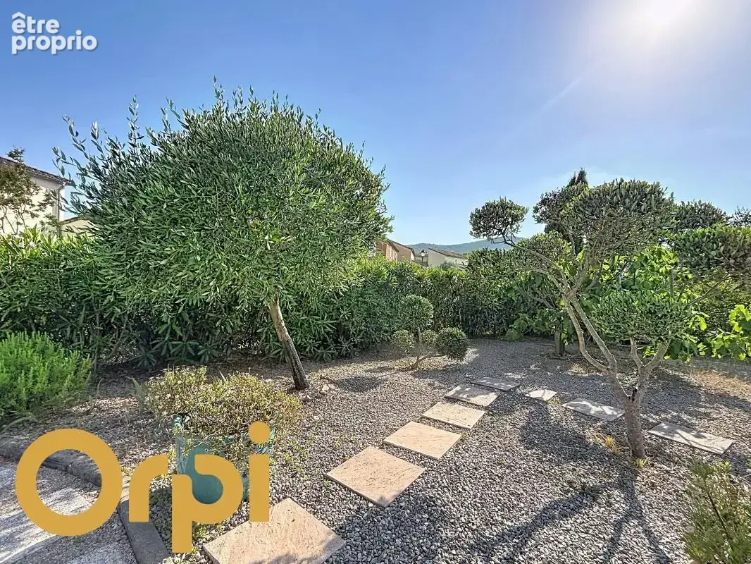 Maison lumineuse plein sud avec terrasse et jardin, dans résidence sécurisée avec piscine face au Golf de Roquebrune-sur-Argens - photo 11