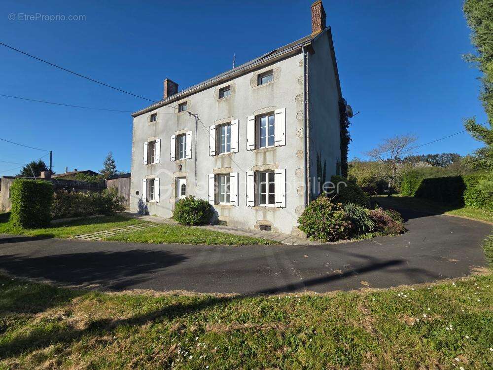 Maison à SAINT-PAUL-EN-GATINE