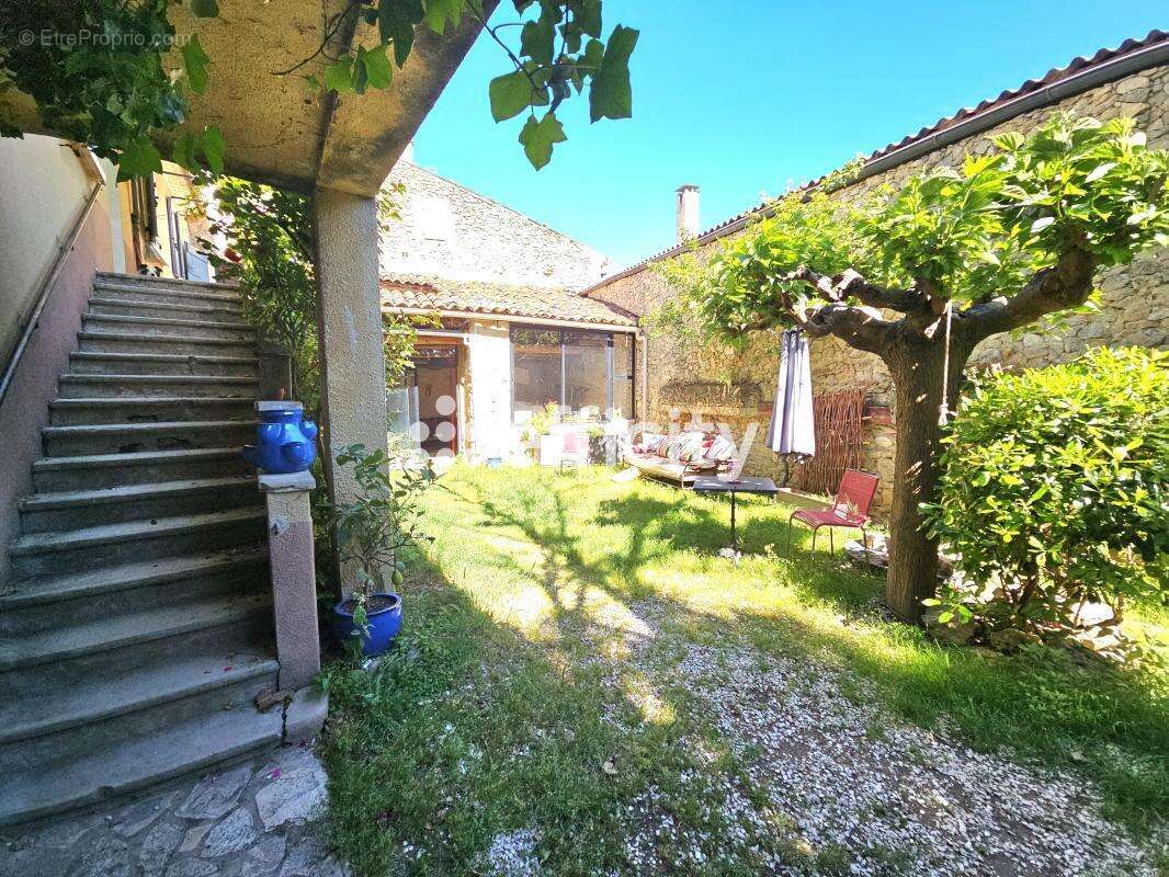 Maison à SAINT-MARTIN-DE-LA-BRASQUE
