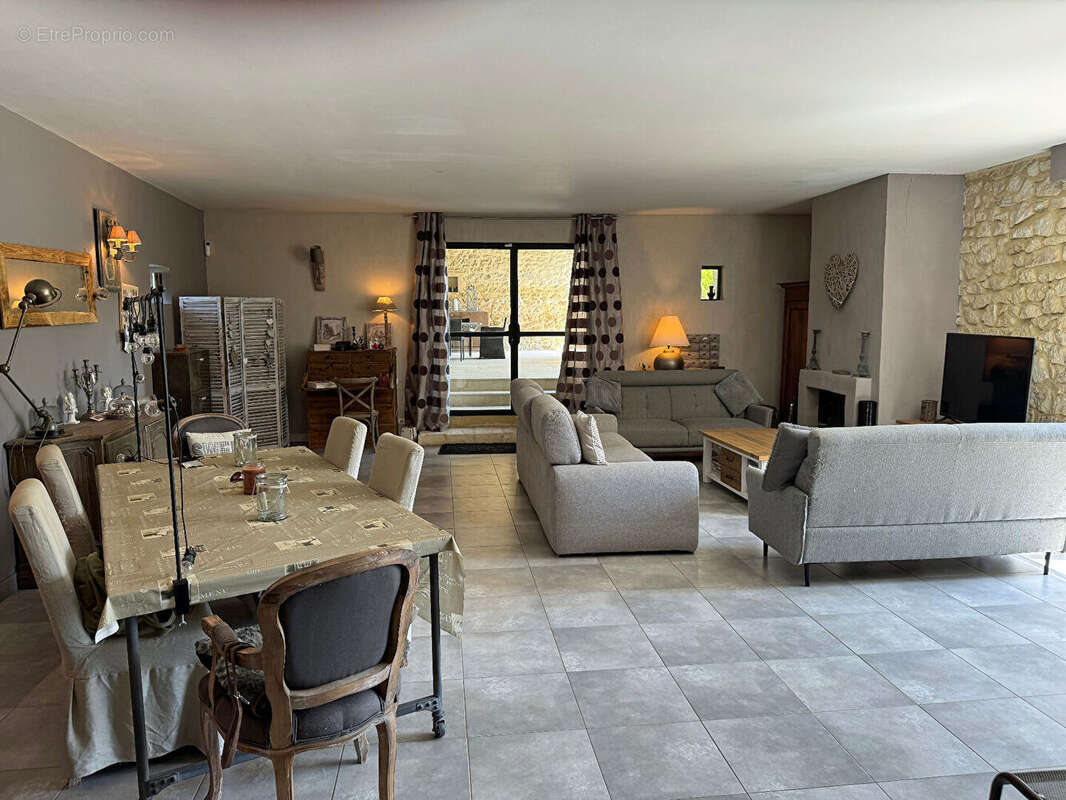 Mas restauré de 440 m² habitables, terrain de 3500 m², piscine. - photo 8