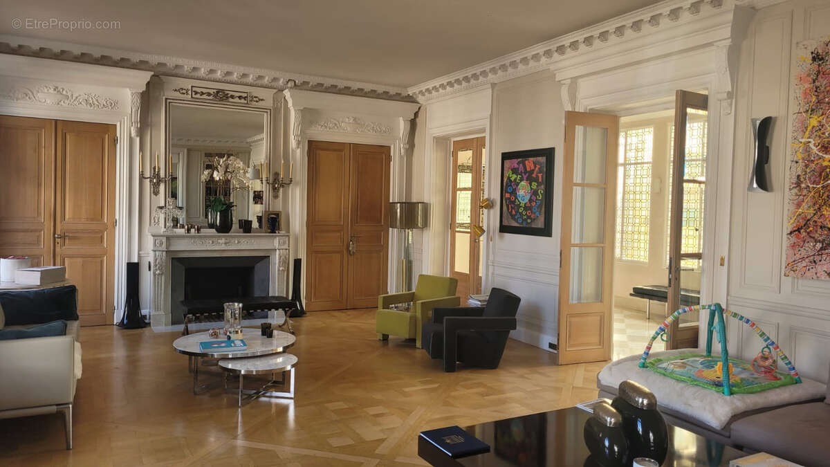 Appartement à NEUILLY-SUR-SEINE